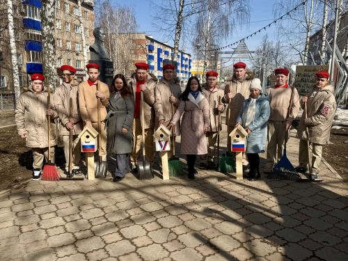 Коллектив «Менделеевских новостей» в Международный день птиц развесил патриотические скворечники на аллее Героев