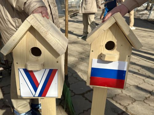 Коллектив «Менделеевских новостей» в Международный день птиц развесил патриотические скворечники на аллее Героев