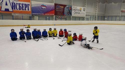 В День космонавтики юные хоккеисты Менделеевска встретились на льду