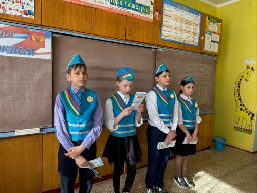 Юные инспекторы Абалачевской школы провели урок по правилам дорожной безопасности