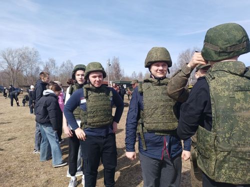 38 старшеклассников из Менделеевска испытали себя на полигоне танкового училища
