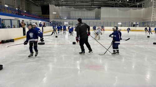 Сегодня в Менделеевске прошел мастер-класс по хоккею от ведущих игроков ХК «Нефтехимик»