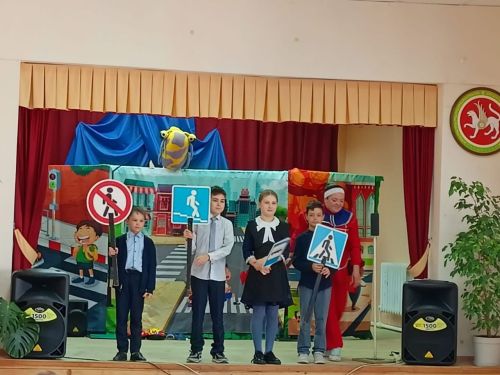 Спектакль о правилах дорожного движения показали в Менделеевске