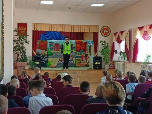 Спектакль о правилах дорожного движения показали в Менделеевске