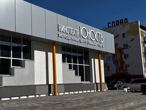 Глава района проверил ход ремонта кинотеатра «Юность»