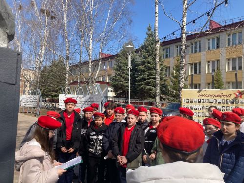 Юнармейцы Менделеевска побывали на экскурсии по Аллее Героев
