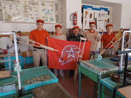 Юнармейцы из Менделеевска наладили производство костылей для бойцов СВО