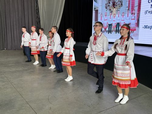 В Менделеевске молодёжь представила творческие национальные номера