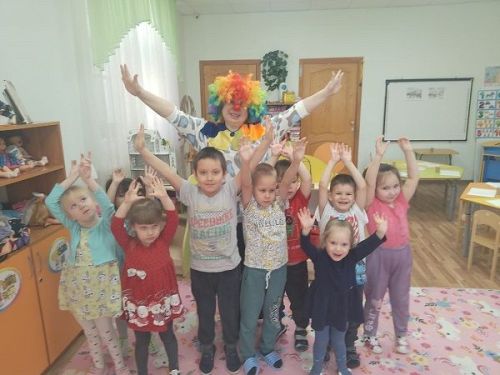 Клоун Клёпа и весёлая нейрогимнастика: как прошёл День смеха в приюте «Камские зори»