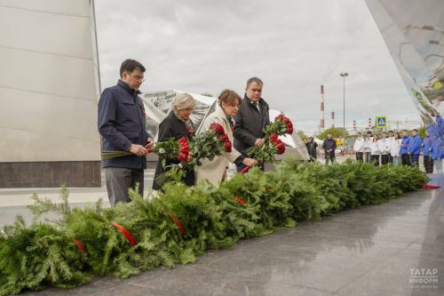 Память сквозь поколения: в Казани возложили цветы к стеле трудовой славы