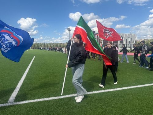 В Менделеевске в рамках благотворительной акции «Цепная реакции» выстроили «Цепочку добра» из 1714 человек