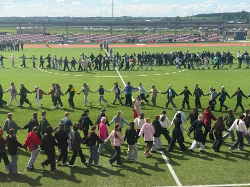 В Менделеевске в рамках благотворительной акции «Цепная реакции» выстроили «Цепочку добра» из 1714 человек