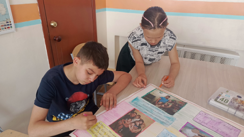 Воспитанники приюта «Камские зори» выпустили стенгазету в честь Международного дня семьи