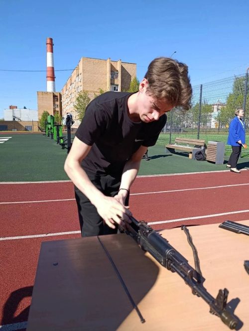 Средняя школа №4 победила в военно-спортивной эстафете «Заря-2025» в Менделеевске