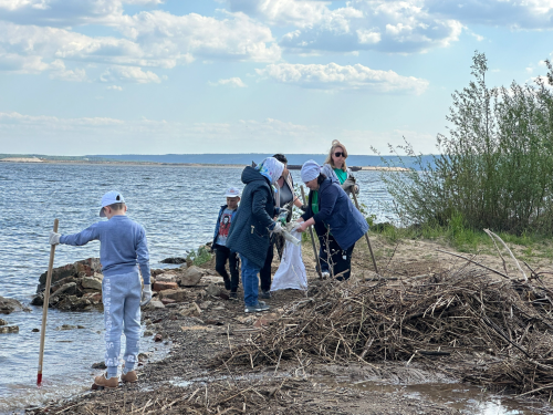 Жители Менделеевска очистили берег Камы в рамках акции «Вода России»