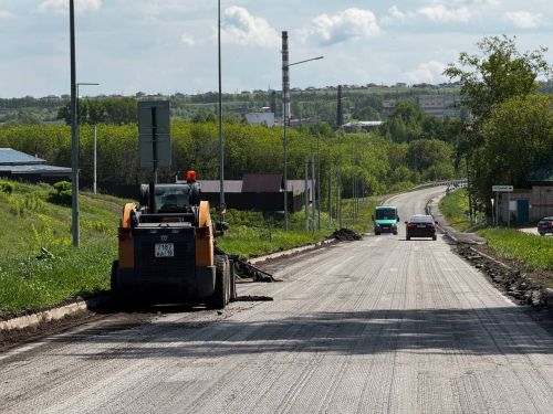 В Менделеевском районе активно обновляют дорожное покрытие