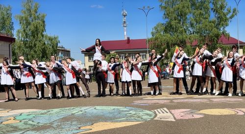 Школьный вальс на последнем звонке станцевали выпускники школы №1 Менделеевска