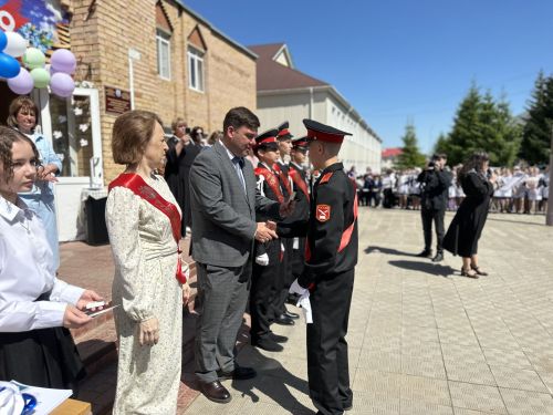 Последние звонки прозвучали во всех школах Менделеевска