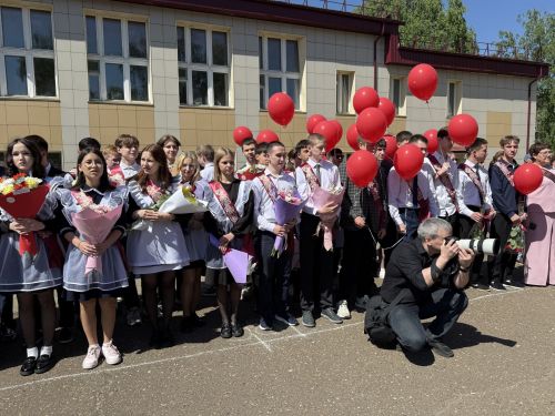 Школьный вальс на последнем звонке станцевали выпускники школы №1 Менделеевска