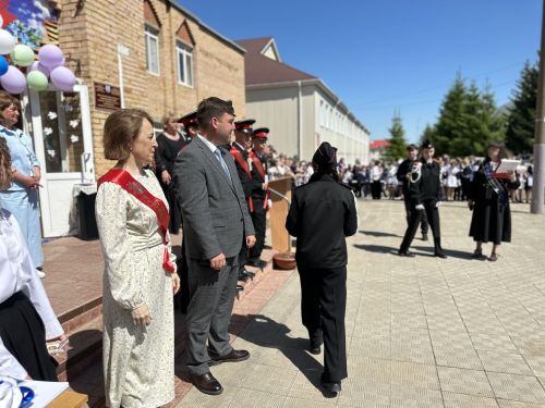 Последние звонки прозвучали во всех школах Менделеевска