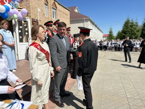 Последние звонки прозвучали во всех школах Менделеевска