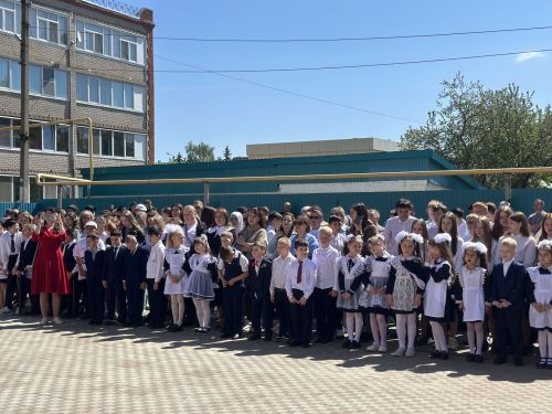 Последние звонки прозвучали во всех школах Менделеевска