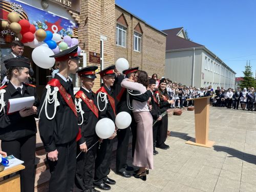 Последние звонки прозвучали во всех школах Менделеевска