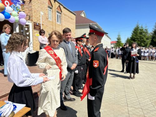 Последние звонки прозвучали во всех школах Менделеевска