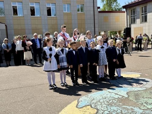 Школьный вальс на последнем звонке станцевали выпускники школы №1 Менделеевска