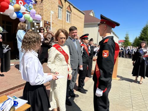 Последние звонки прозвучали во всех школах Менделеевска