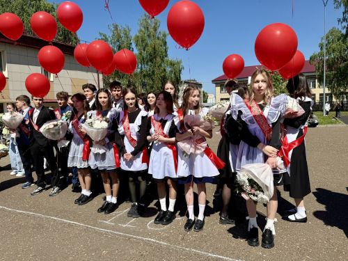 Школьный вальс на последнем звонке станцевали выпускники школы №1 Менделеевска