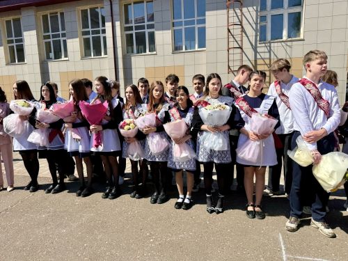 Школьный вальс на последнем звонке станцевали выпускники школы №1 Менделеевска
