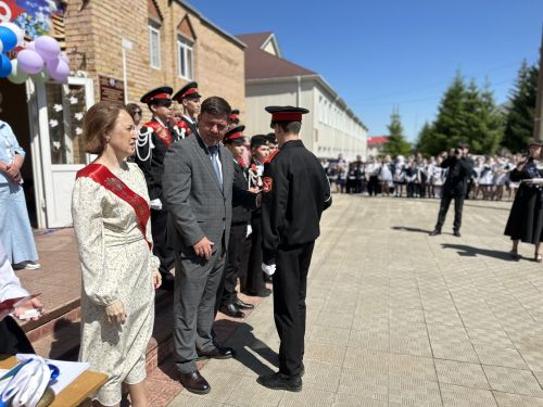 Последние звонки прозвучали во всех школах Менделеевска