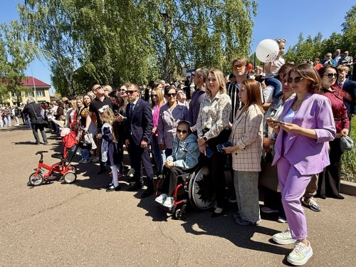 Школьный вальс на последнем звонке станцевали выпускники школы №1 Менделеевска