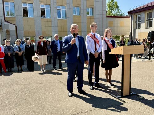 Школьный вальс на последнем звонке станцевали выпускники школы №1 Менделеевска