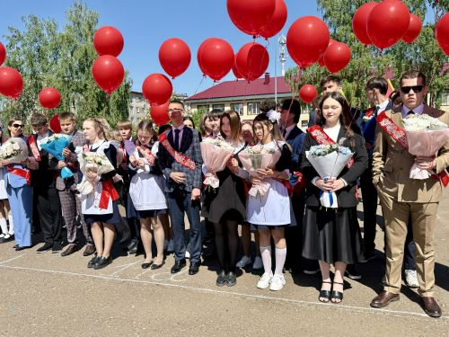 Школьный вальс на последнем звонке станцевали выпускники школы №1 Менделеевска