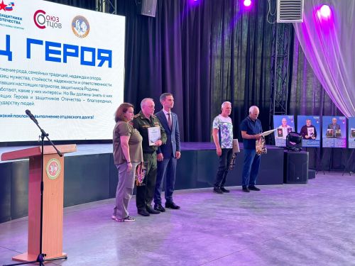 В Менделеевске в куполе «Атмосфера» открылась республиканская выставка «Отец героя»
