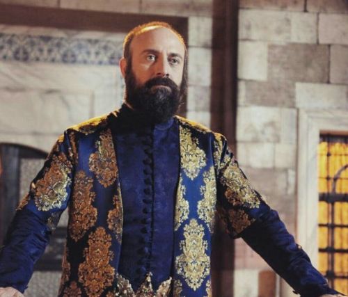 Турецкий актер Халит Эргенч из «Великолепного века» получил тюремный срок по делу о ложных показаниях