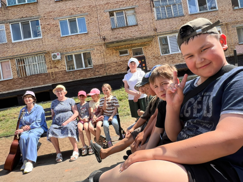 В Менделеевске по улице Чоловского, д.8 провели праздник двора