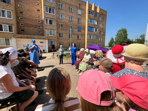 В Менделеевске по улице Чоловского, д.8 провели праздник двора