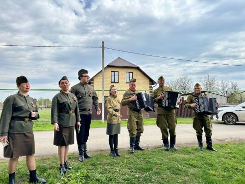 Жительница Менделеевска Антонина Кравченко принимала поздравления