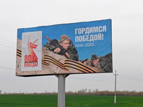 Дорожники обновили павильоны на подъезде к аэропорту Казани к 80-летию Победы