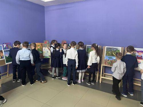 В Менделеевске первоклассники увидели волшебный спектакль «Маленькая Баба-Яга»
