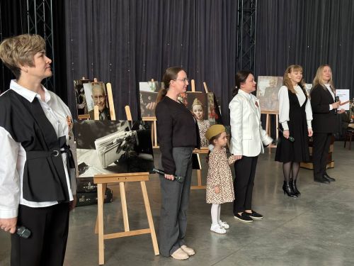 В культурно-выставочном центре «Атмосфера» открылась уникальная фотовыставка «Маленькая девочка и большая победа» и «Лица победы»