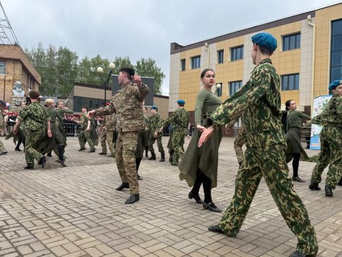 В Менделеевске торжественное празднование 80-летия Победы началось с проникновенной вокально-хореографической композиции