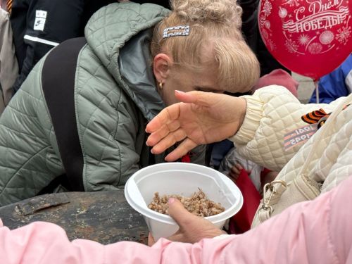 В День Победы жителей Менделеевска угощали солдатской кашей