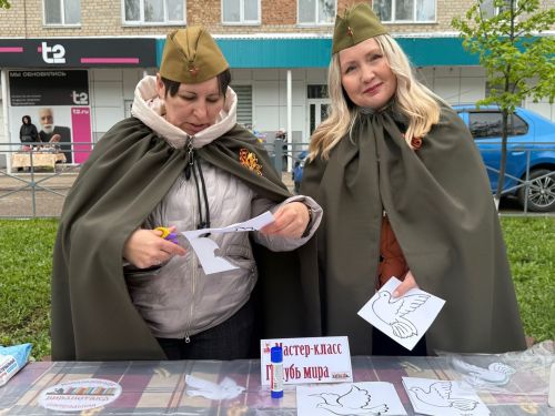 В Менделеевске шествующих встречали артисты в военной форме и различные локации с мастер-классами