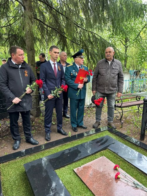 Руководство города возложили цветы на могилы Героев Советского Союза