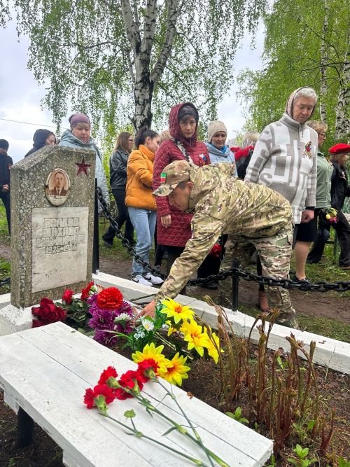 Руководство города возложили цветы на могилы Героев Советского Союза