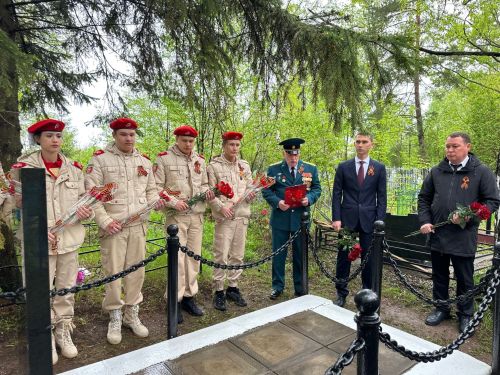 Руководство города возложили цветы на могилы Героев Советского Союза